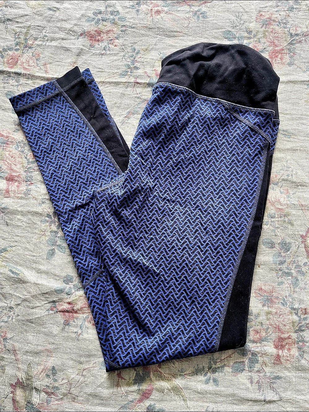 Kirkland blue and black leggings size medium